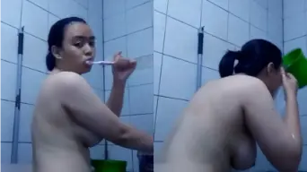 Masih Daun Masih Muda Colmek di Kamar Mandi 01